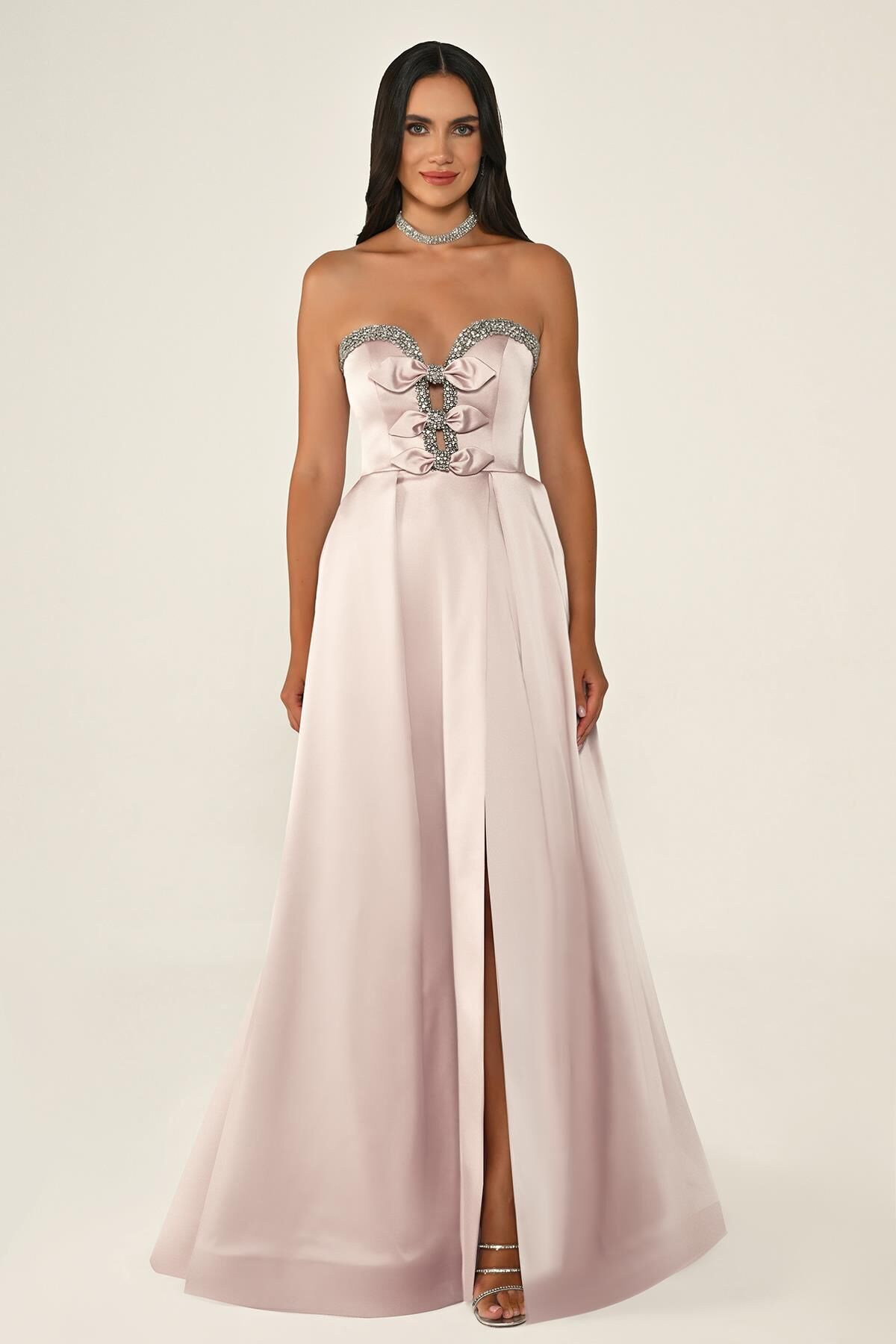 Straplez Göğüs Taşlı Saten Uzun Elbise