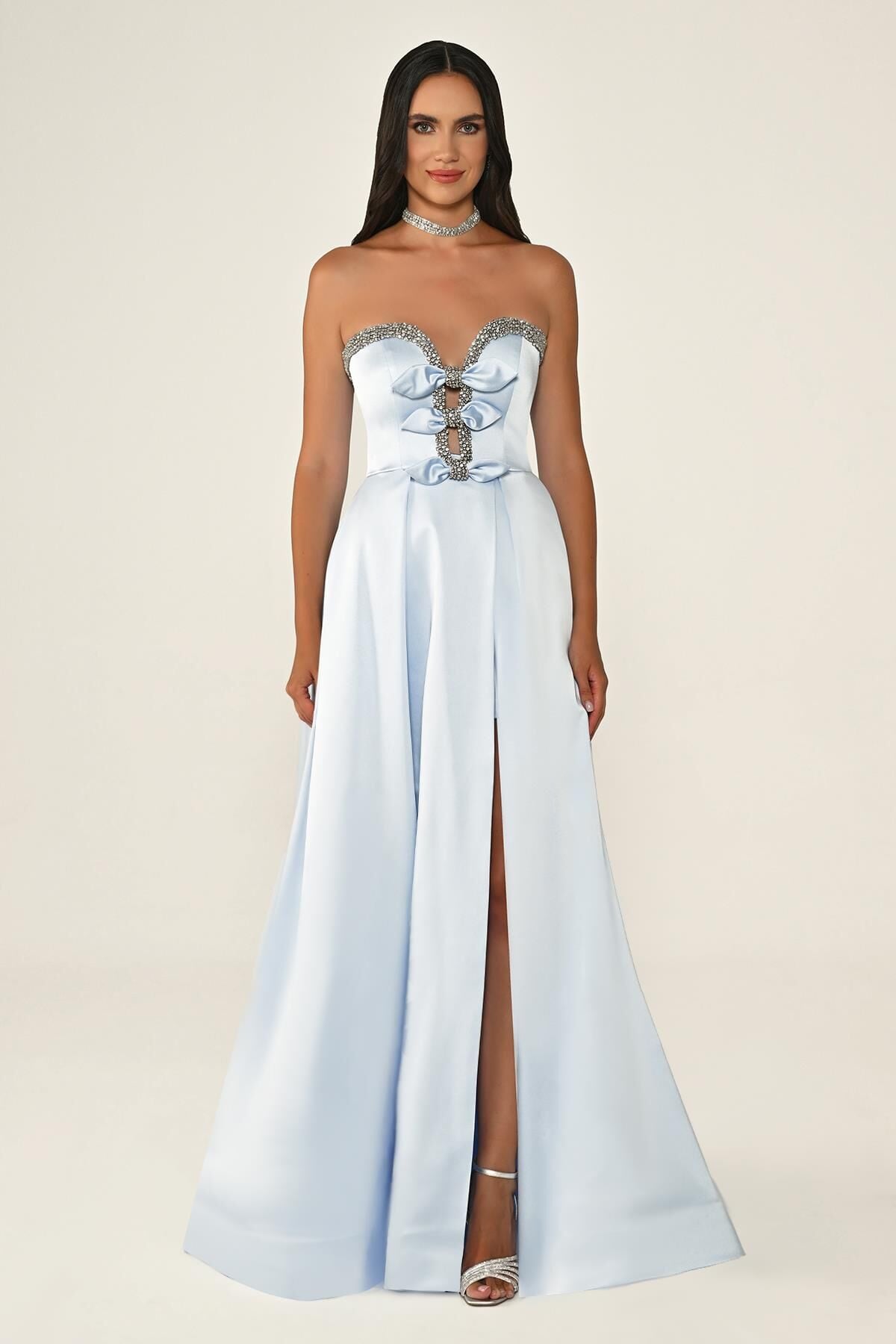 Straplez Göğüs Taşlı Saten Uzun Elbise