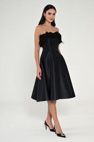 Straplez Üst Çiçek Tüy Aksesuarlı Saten Midi Elbise Siyah - 40