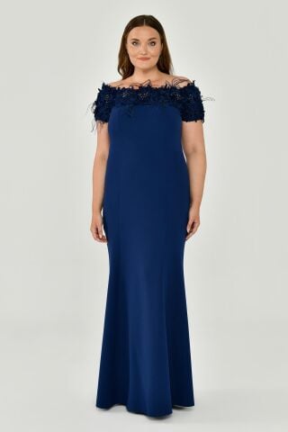 Kayık Yaka Otriş Aksesuarlı Krep Uzun Elbise