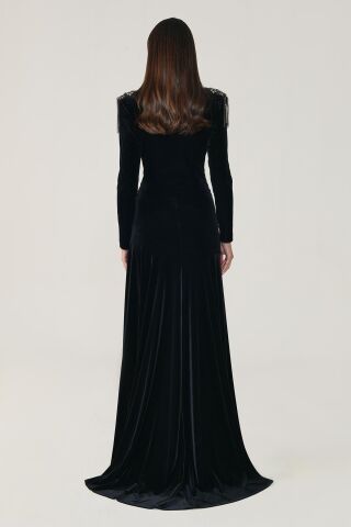 Uzun Kollu Omuz Aksesuarlı Yırtmaçlı Kadife Uzun  Elbise Siyah - 38
