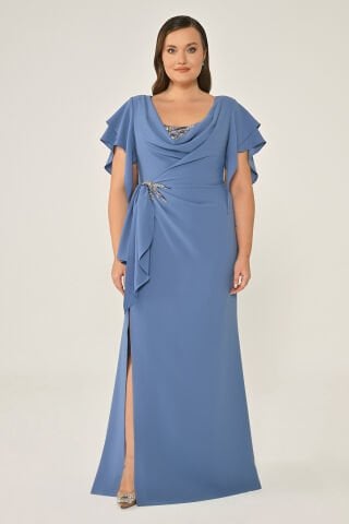 Degaje Yaka Beli Aksesuarlı ve Büzgülü Krep Uzun Elbise