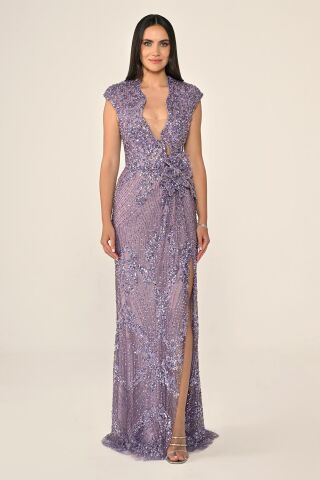 Dekolteli Beli Çiçek Aksesuarlı Payet Uzun Elbise