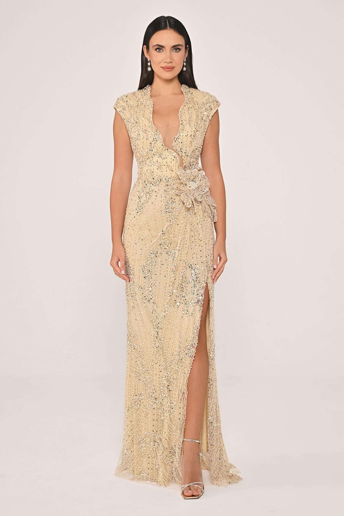 Dekolteli Beli Çiçek Aksesuarlı Payet Uzun Elbise ALTIN - 40