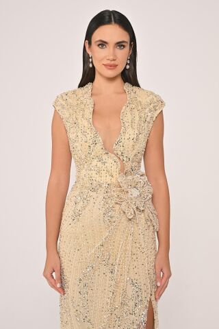 Dekolteli Beli Çiçek Aksesuarlı Payet Uzun Elbise ALTIN - 40