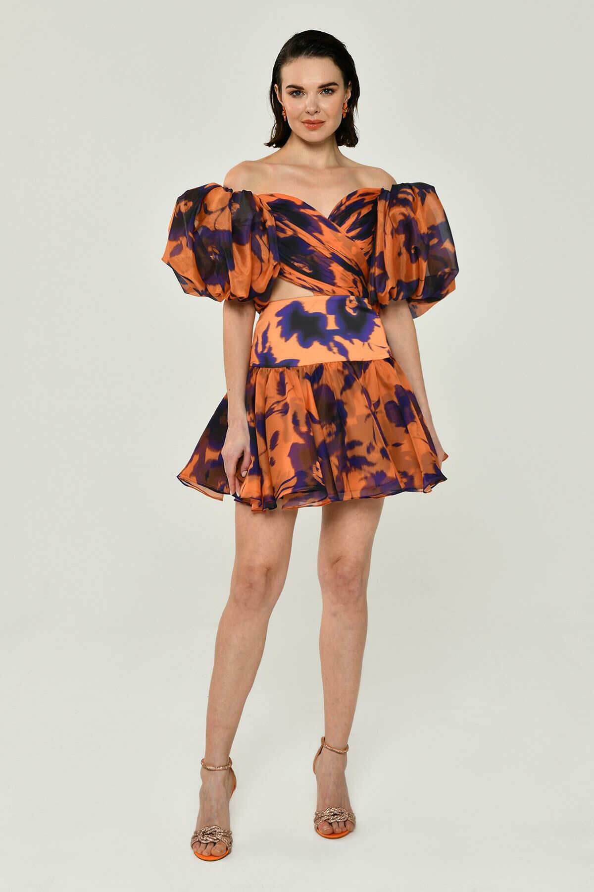 Kurzes Chiffonkleid mit Ballonärmeln und Herzausschnitt in Lila/Orange – 36
