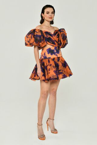 Kurzes Chiffonkleid mit Ballonärmeln und Herzausschnitt in Lila/Orange – 36