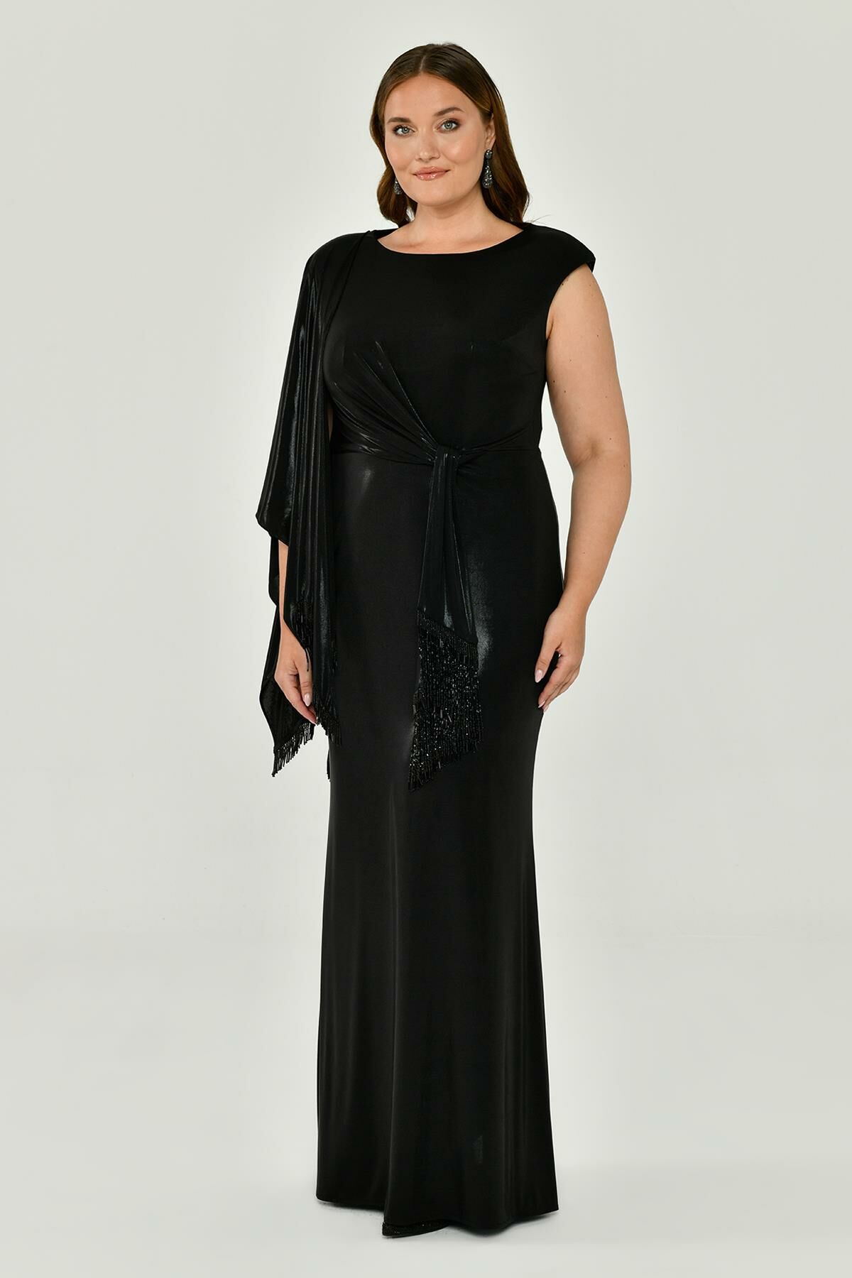 One-Shoulder-Schal mit Quastengürtel, glänzendem Stoff, langes Kleid, Schwarz - 46
