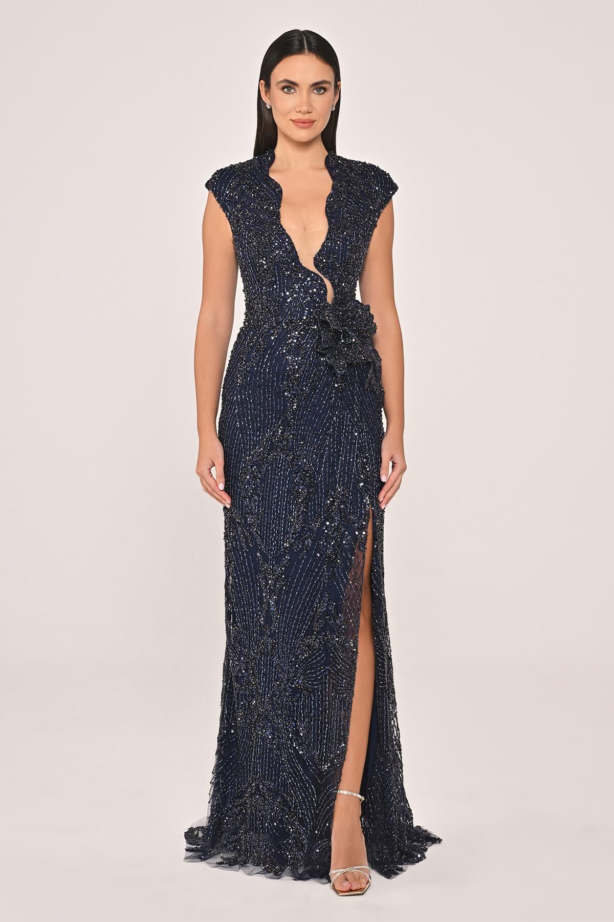 Dekolteli Beli Çiçek Aksesuarlı Payet Uzun Elbise Lacivert - 42