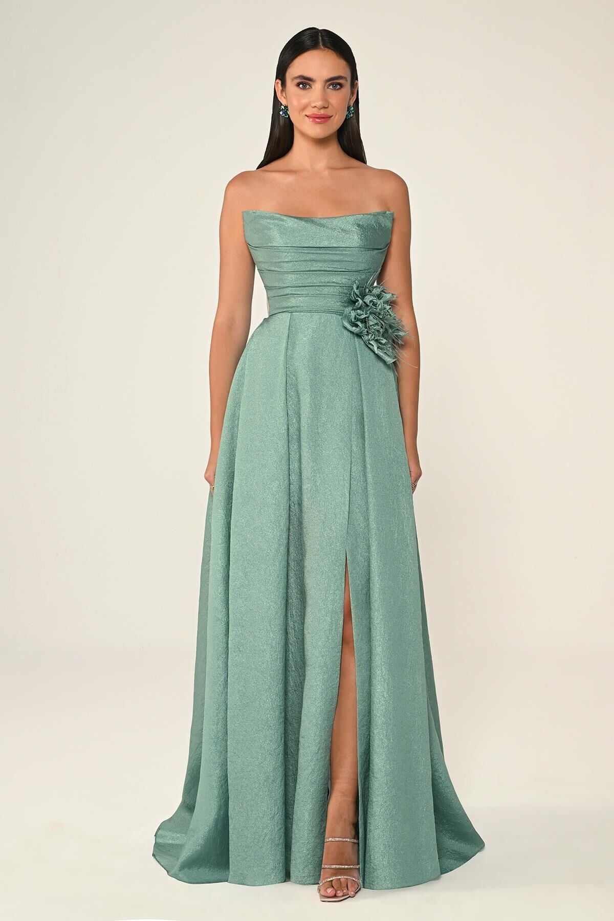 Straplez Bel Çiçek Aksesuarlı Organze Uzun Elbise MİNT - 40