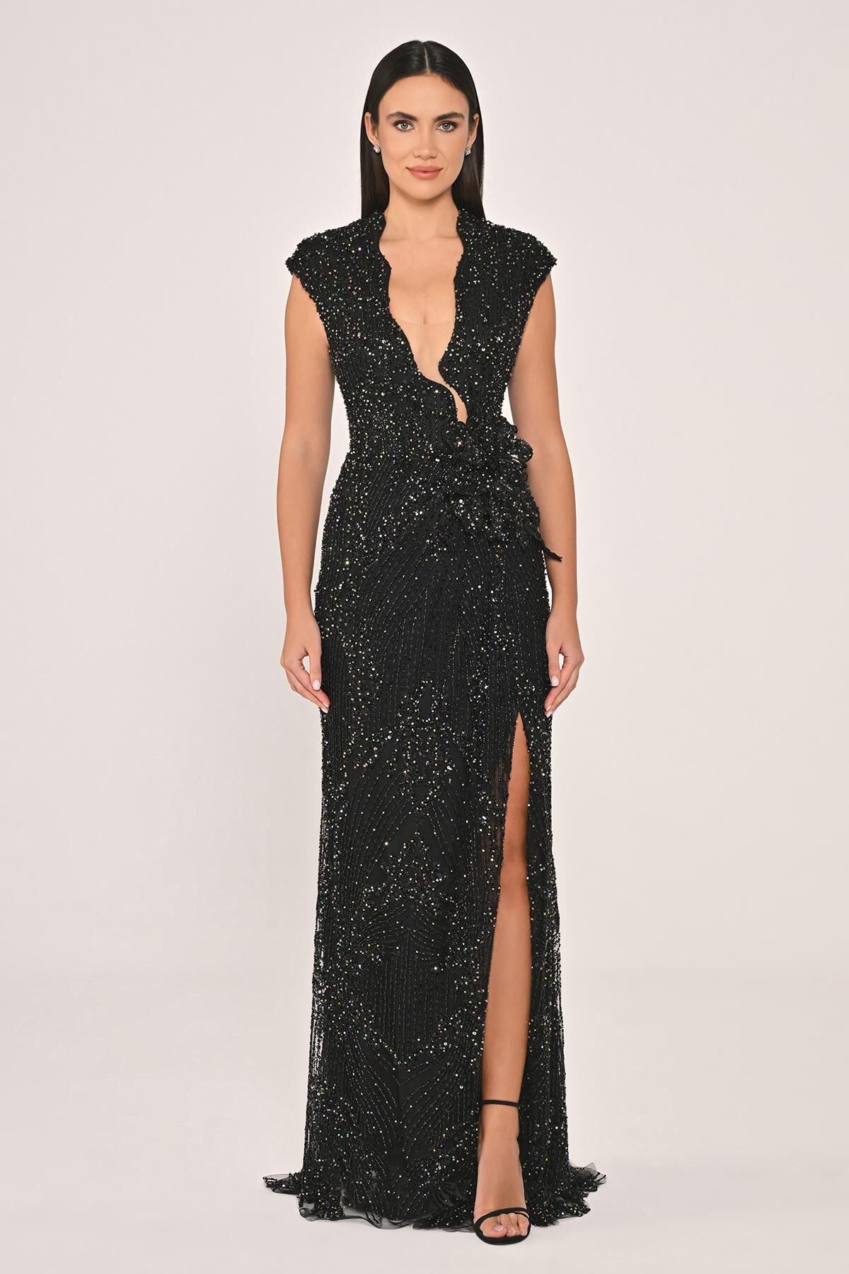 Dekolteli Beli Çiçek Aksesuarlı Payet Uzun Elbise Siyah - 42