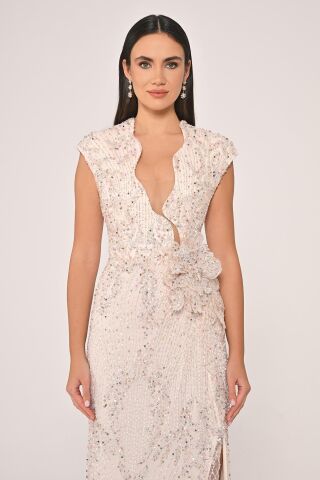 Dekolteli Beli Çiçek Aksesuarlı Payet Uzun Elbise Pudra - 36