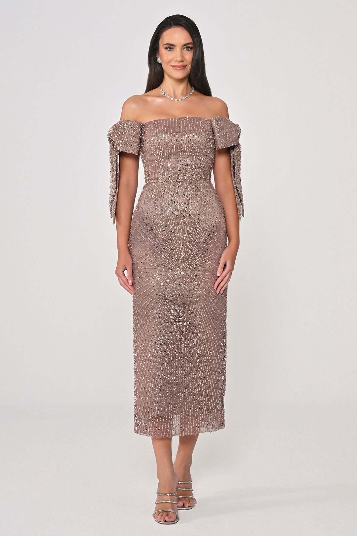 Düşük Fiyonklu Omuz Boncuklu Kumaş Midi Elbise