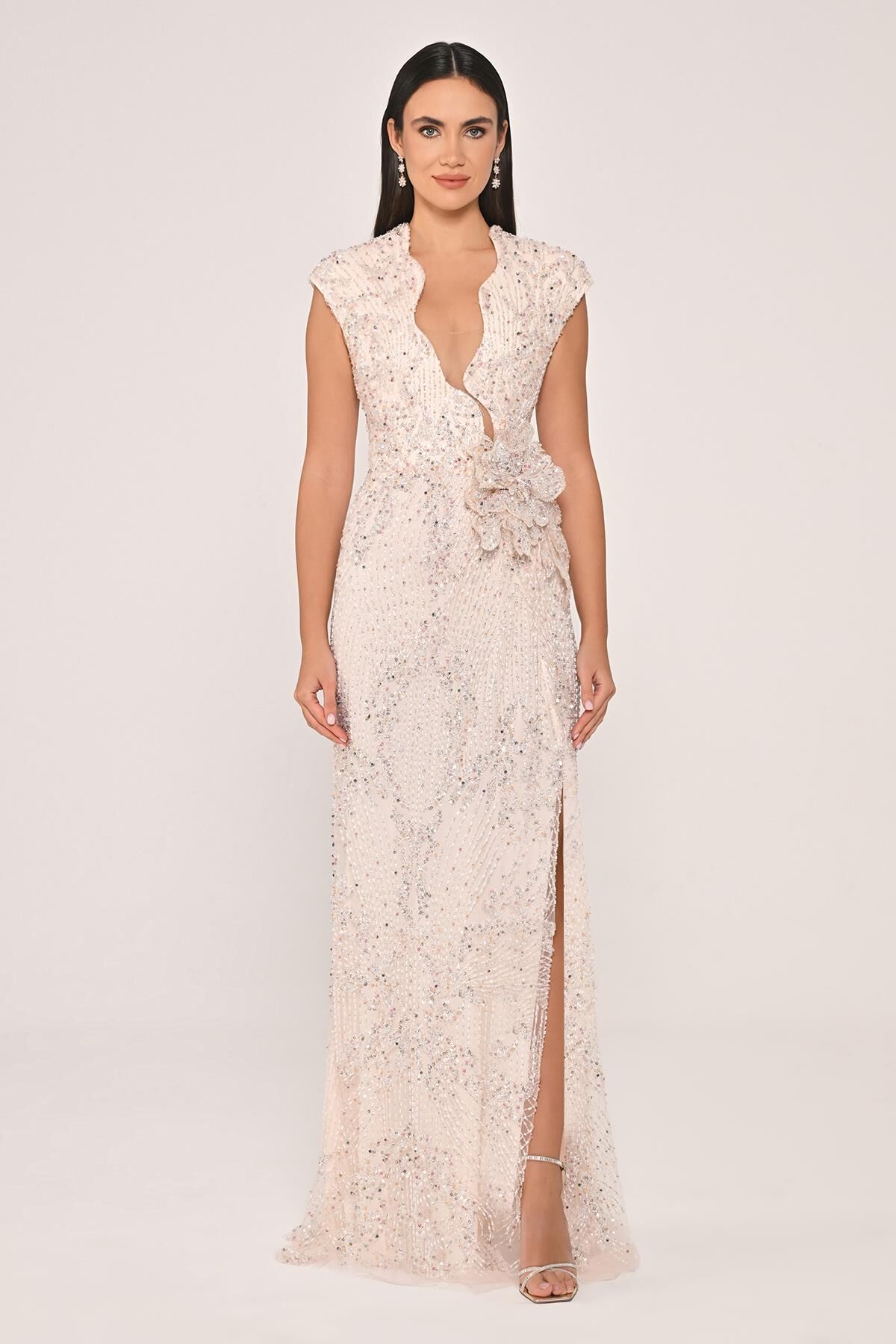 Dekolteli Beli Çiçek Aksesuarlı Payet Uzun Elbise Pudra - 38