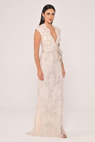 Dekolteli Beli Çiçek Aksesuarlı Payet Uzun Elbise Pudra - 40