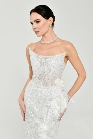 Trägerloses langes Kleid mit Pailletten und Blumen-Accessoire