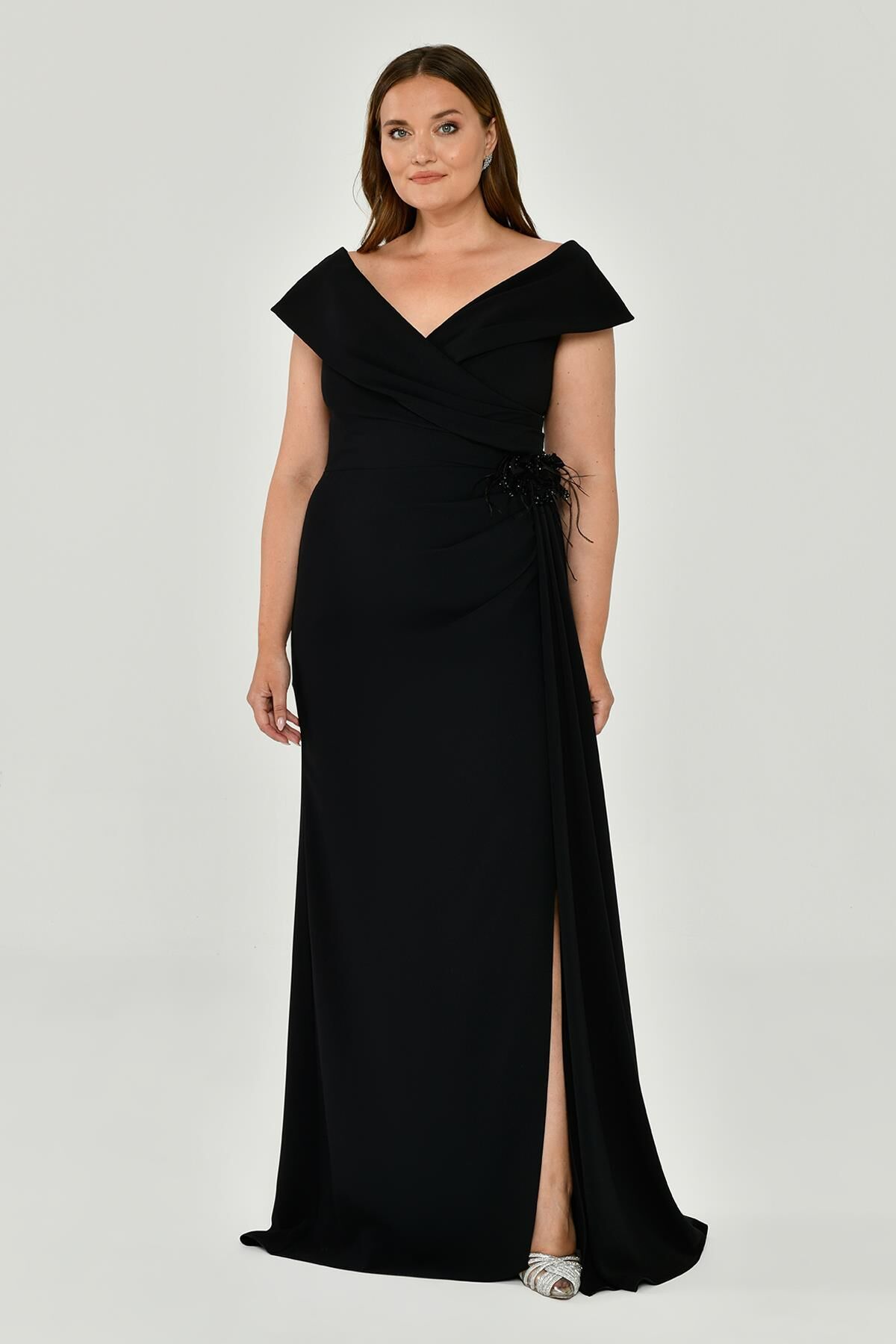 Langes Crêpe-Kleid mit V-Ausschnitt und Schlitz, Schwarz - 42