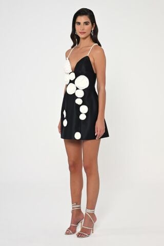 İnci Askılı Çiçek Aksesuarlı Mat Saten Kısa Elbise SİYAH / BEYAZ - 38