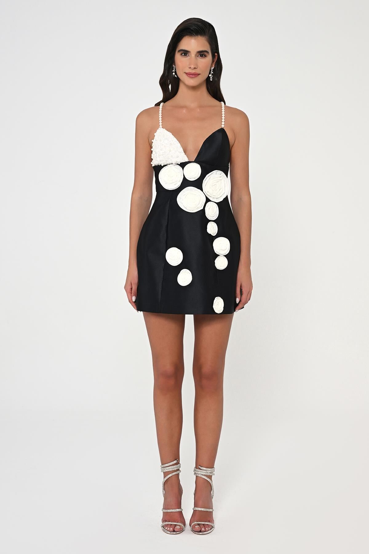 İnci Askılı Çiçek Aksesuarlı Mat Saten Kısa Elbise SİYAH / BEYAZ - 36