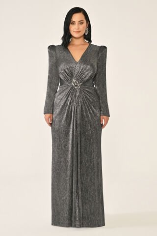 Langärmliges, gepolstertes, langes Kleid aus glänzendem Chiffon mit Brosche