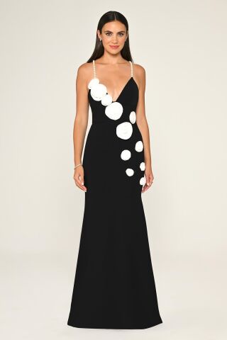 İnci Askılı Kalp Göğüs Çiçek Aksesuarlı Krep Uzun Elbise SİYAH / BEYAZ - 38