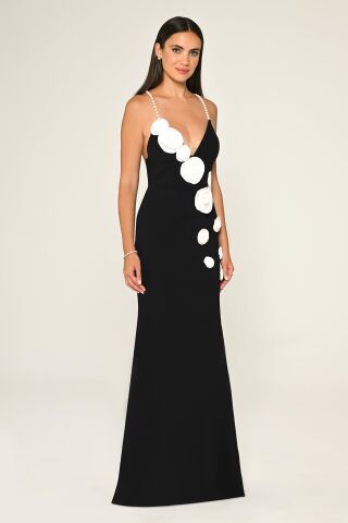 İnci Askılı Kalp Göğüs Çiçek Aksesuarlı Krep Uzun Elbise SİYAH / BEYAZ - 40