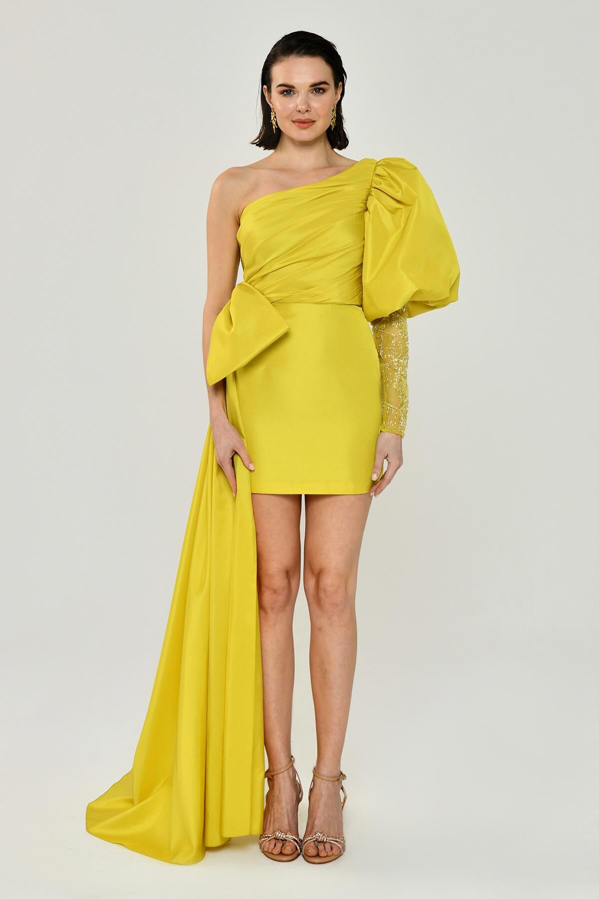 Kurzes Kleid aus Taft mit seitlichen Ballonärmeln