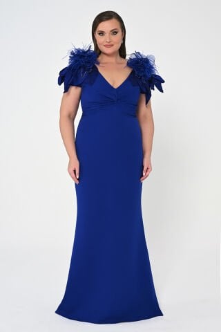 V Yaka Omıuzları Tüy Aksesuarlı Uzun Elbise