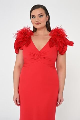 V Yaka Omıuzları Tüy Aksesuarlı Uzun Elbise