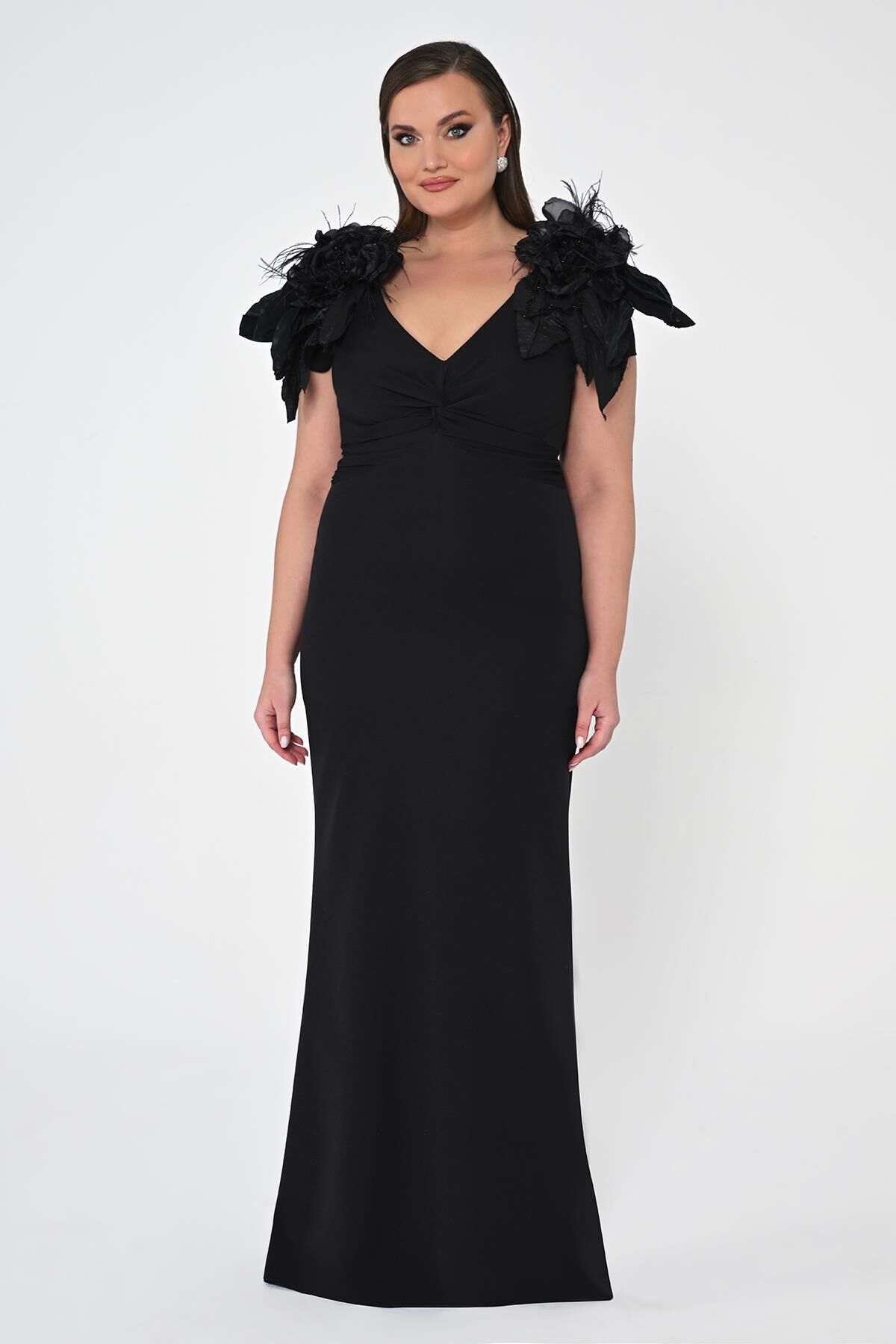 V Yaka Omıuzları Tüy Aksesuarlı Uzun Elbise Siyah - 38