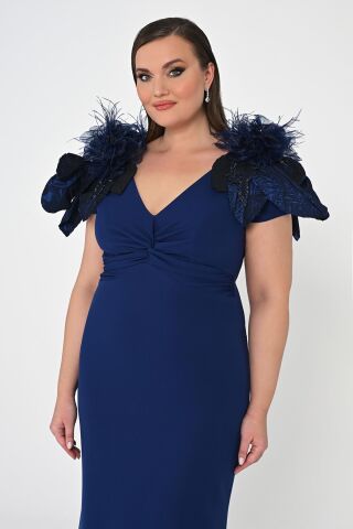 V Yaka Omıuzları Tüy Aksesuarlı Uzun Elbise Lacivert - 42