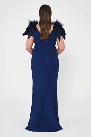 V Yaka Omıuzları Tüy Aksesuarlı Uzun Elbise Lacivert - 42
