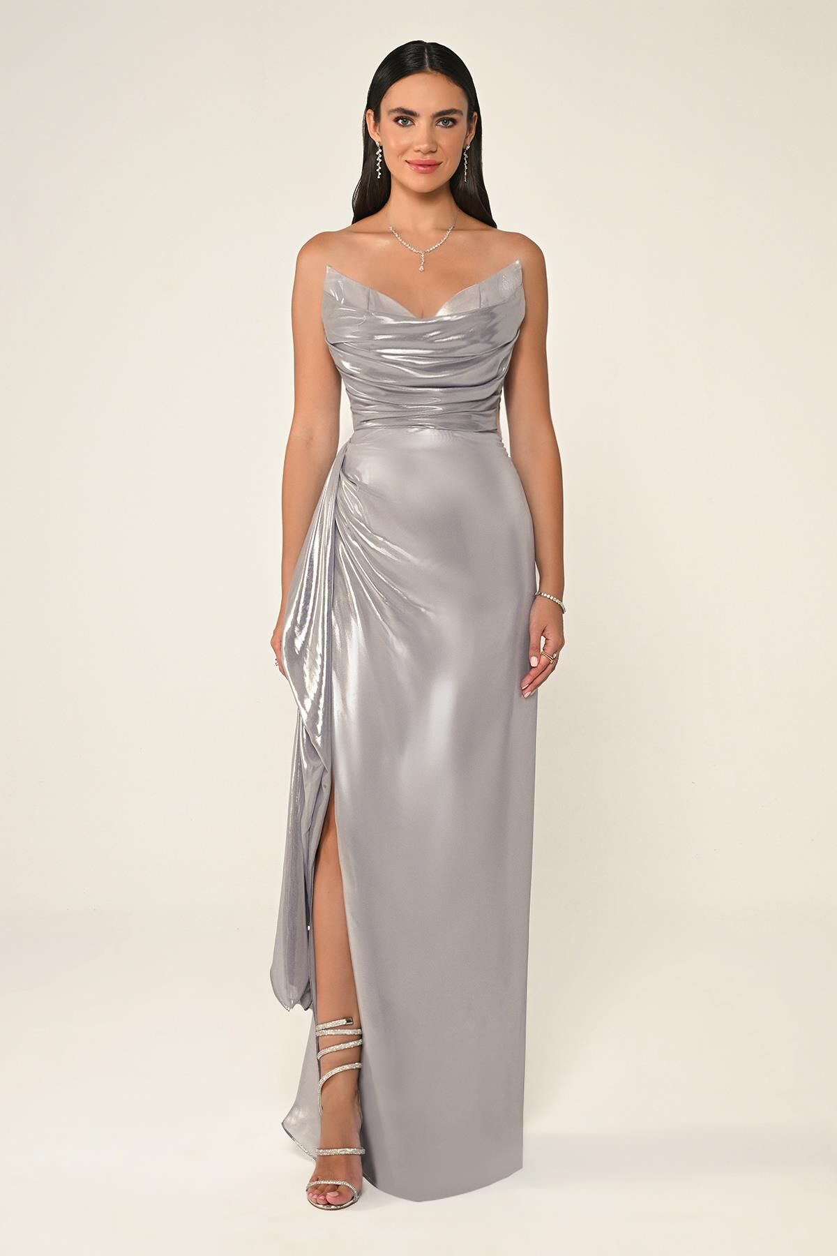 Straplez Parlak Kumaş Yandan Yırtmaçlı Uzun Elbise Gri - 44