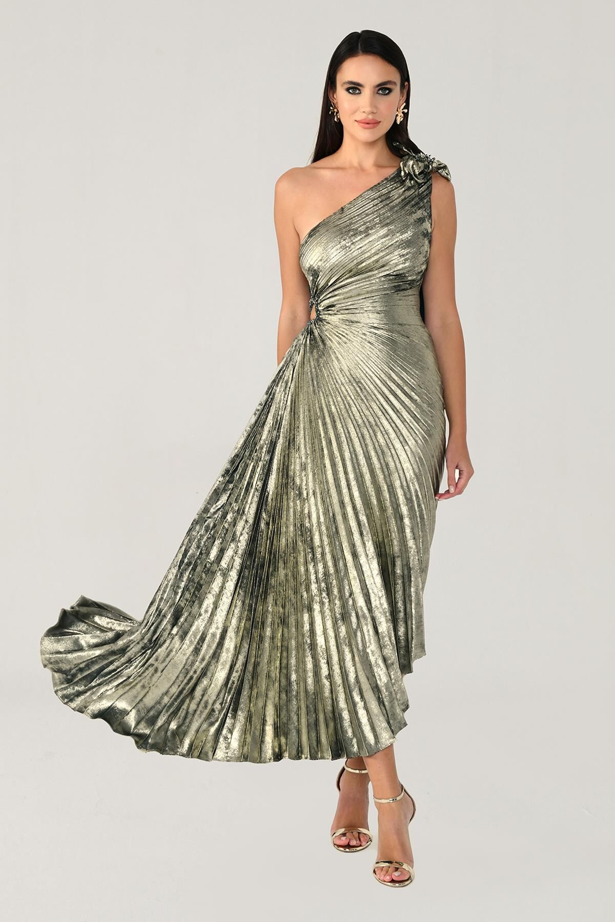 Tek Omuz Piliseli Parlak Kadife Midi Elbise ALTIN / ZÜMRÜT - 36