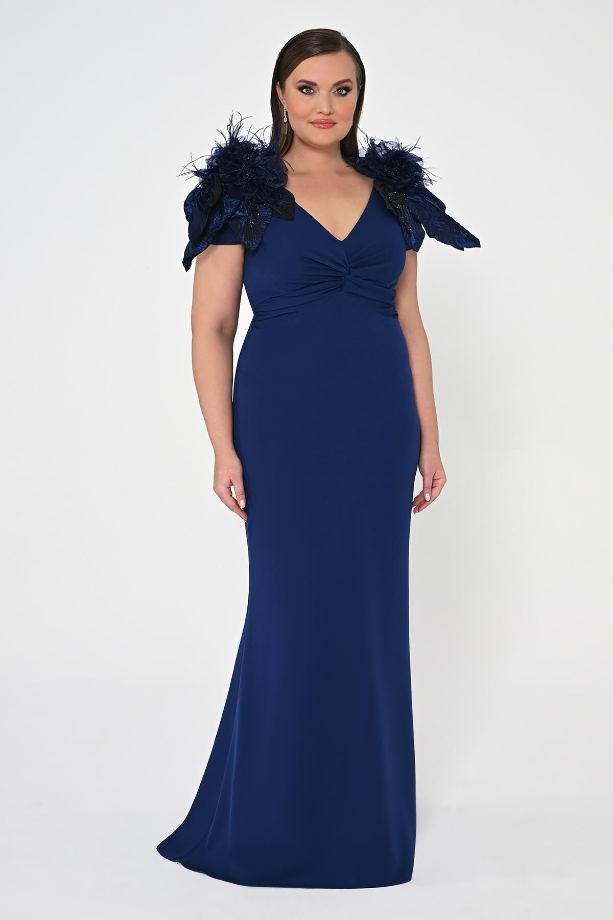 V Yaka Omıuzları Tüy Aksesuarlı Uzun Elbise Lacivert - 46