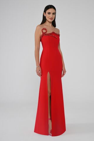 Straplez Yakası Taşlı Asimetrik Kesim Önden Yırtmaçlı Uzun Elbise Kırmızı - 40
