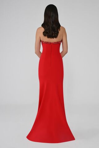 Straplez Yakası Taşlı Asimetrik Kesim Önden Yırtmaçlı Uzun Elbise Kırmızı - 40