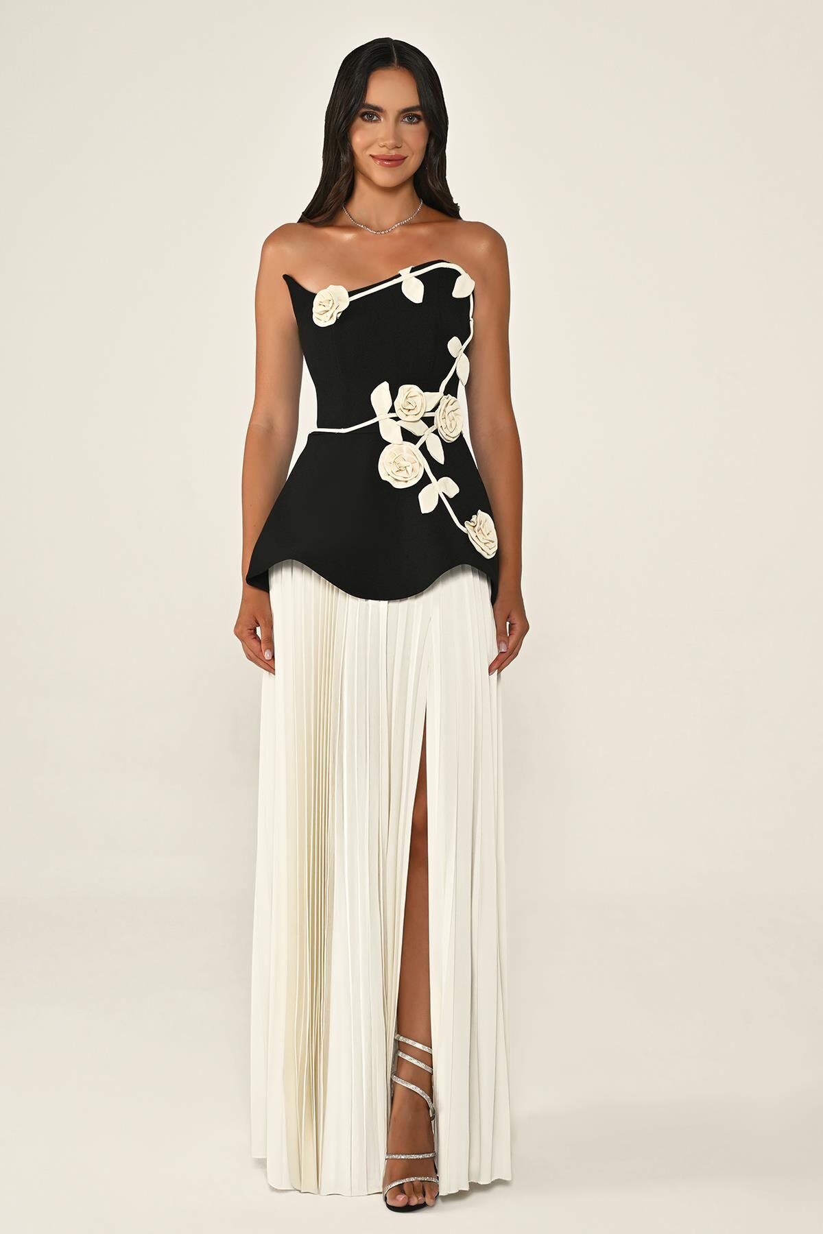 Straplez Çiçek Aksesuarlı Üstü Krep Eteği Piliseli Şifon Uzun Elbise