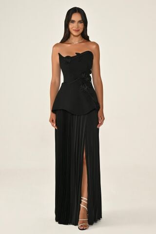 Straplez Çiçek Aksesuarlı Üstü Krep Eteği Piliseli Şifon Uzun Elbise