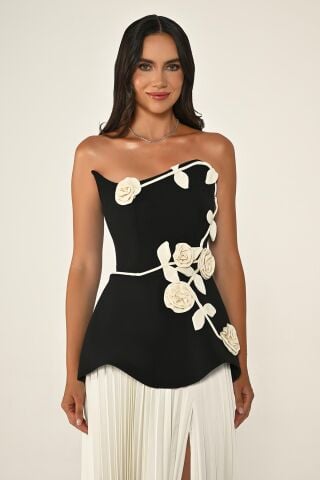 Straplez Çiçek Aksesuarlı Üstü Krep Eteği Piliseli Şifon Uzun Elbise