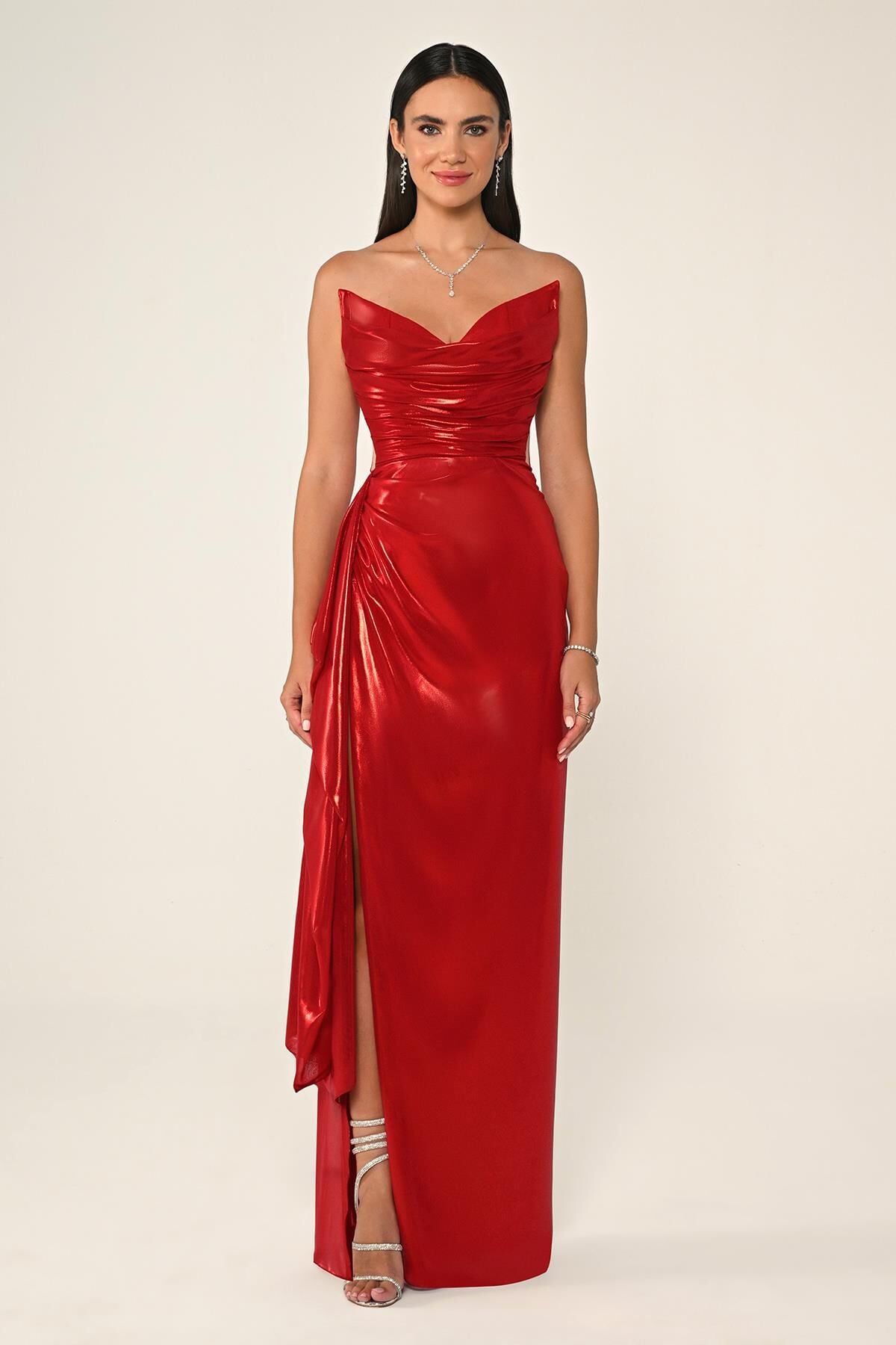 Trägerloses, langes Kleid aus glänzendem Stoff mit Seitenschlitz, Rot - 44