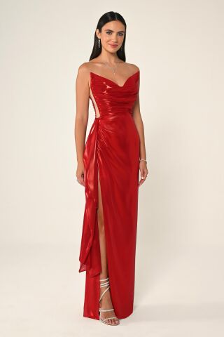 Trägerloses, langes Kleid aus glänzendem Stoff mit Seitenschlitz, Rot - 44