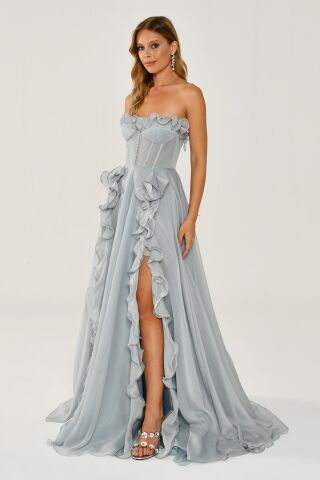 Trägerloses, langes Chiffonkleid mit Rüschen und doppeltem Schlitz, Grau - 38