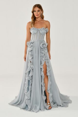 Trägerloses, langes Chiffonkleid mit Rüschen und doppeltem Schlitz, Grau - 38