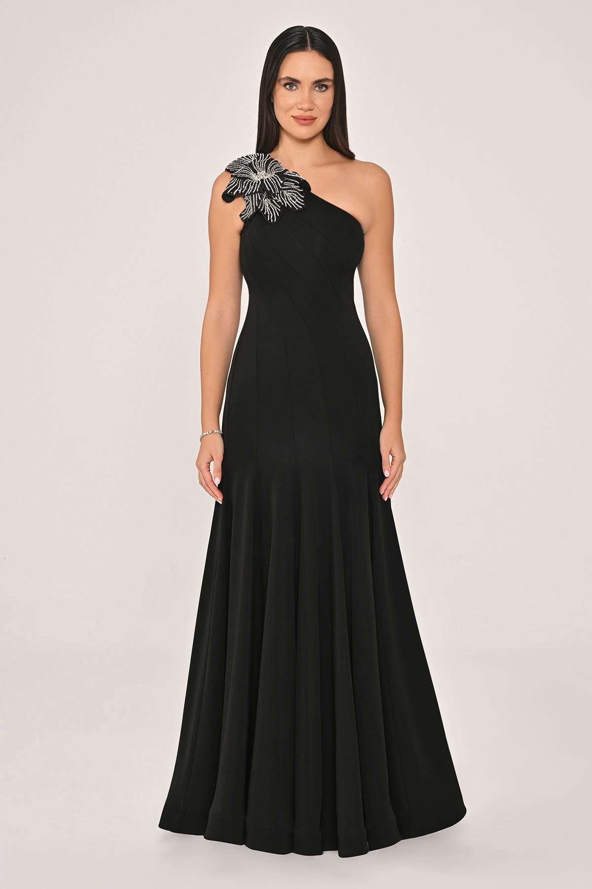 Tek Omuz Çiçek Aksesuarlı Krep Uzun Elbise