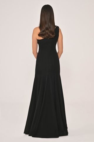 Tek Omuz Çiçek Aksesuarlı Krep Uzun Elbise