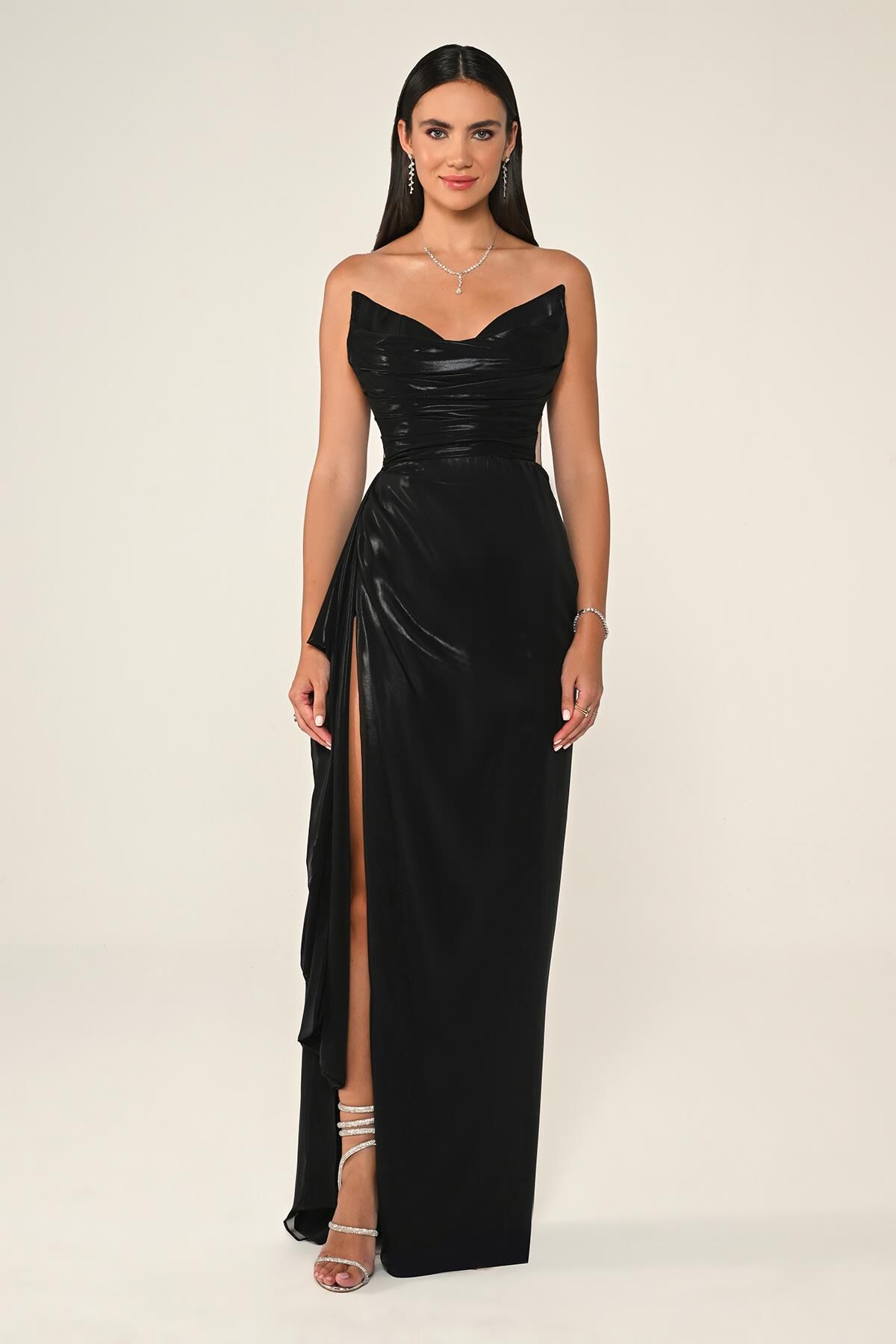 Trägerloses, langes Kleid aus glänzendem Stoff mit Seitenschlitz, Schwarz - 42