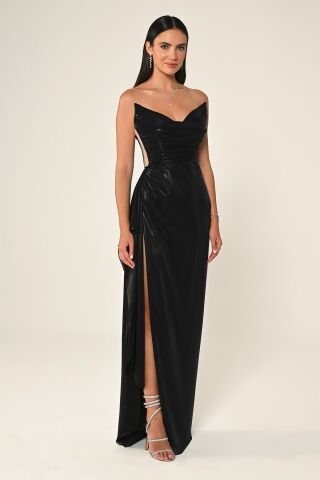 Trägerloses, langes Kleid aus glänzendem Stoff mit Seitenschlitz, Schwarz - 42