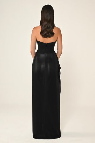 Trägerloses, langes Kleid aus glänzendem Stoff mit Seitenschlitz, Schwarz - 42