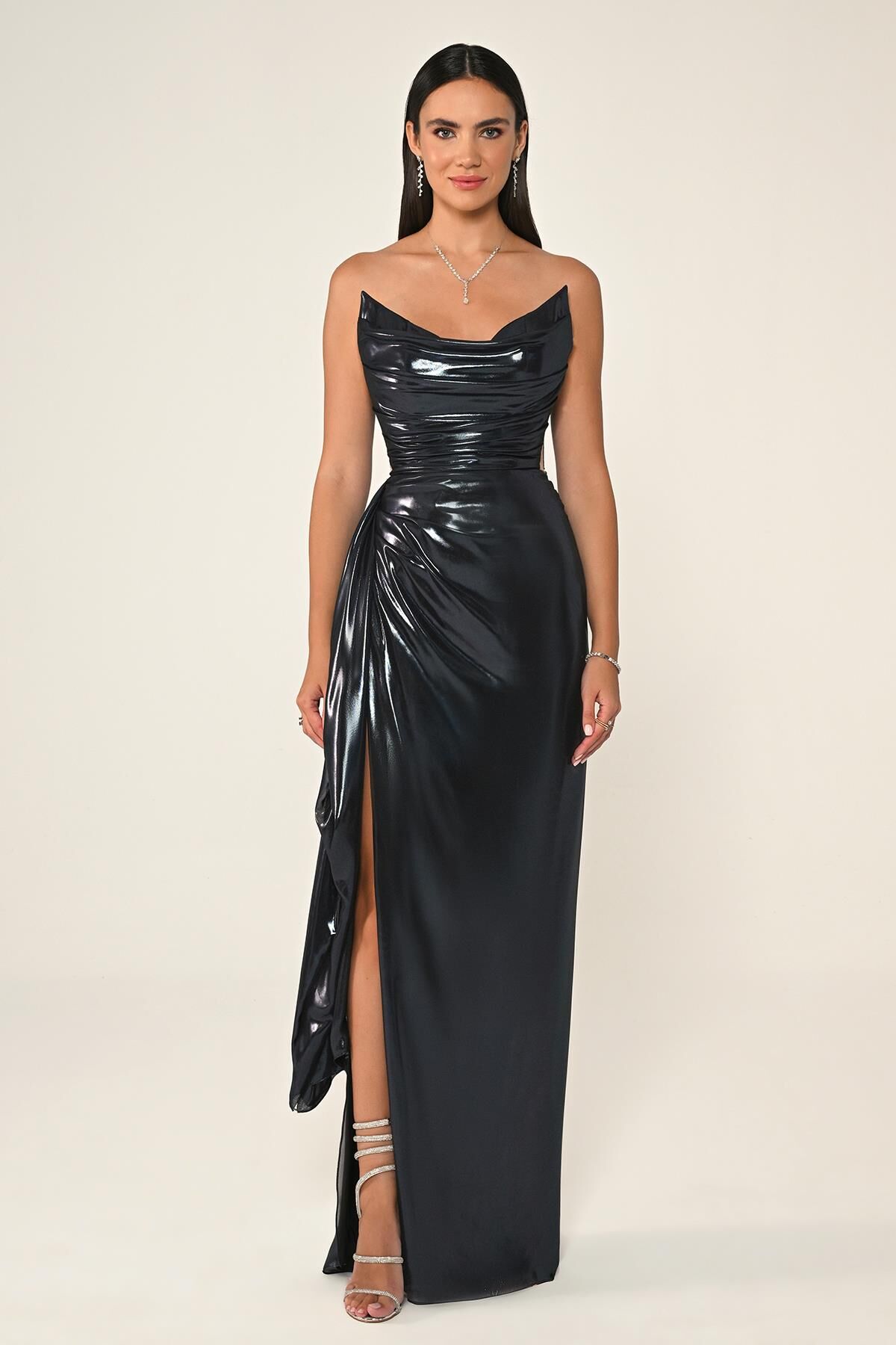 Straplez Parlak Kumaş Yandan Yırtmaçlı Uzun Elbise SİYAH / MAVİ - 36